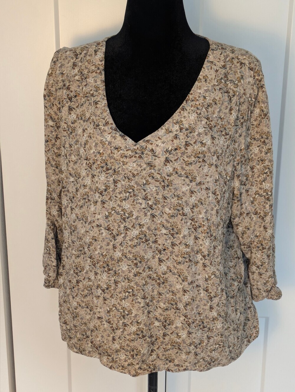 St. John’s Bay Floral Rayon Blouse Sz L Loose Fit Neutral Beige Color 3/4 Sleeve